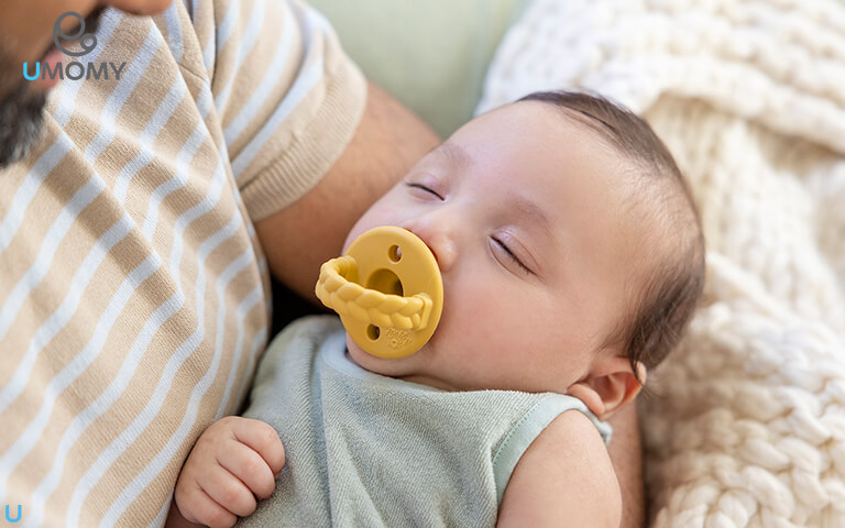 آیا پستانک دادن به نوزاد هنگام خواب کار درستی است؟