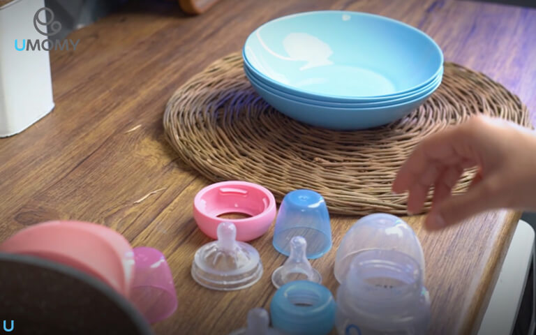 استریل کردن بطری نوزاد با آب سرد و محلول یا قرص استریلیزه کننده