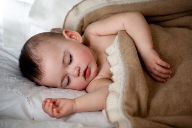 فضای ساده‌ای را برای خواب نوزاد انتخاب کنید