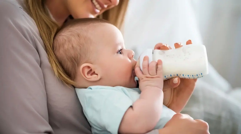 چند راه تضمینی برای عادت دادن نوزاد به شیشه شیر