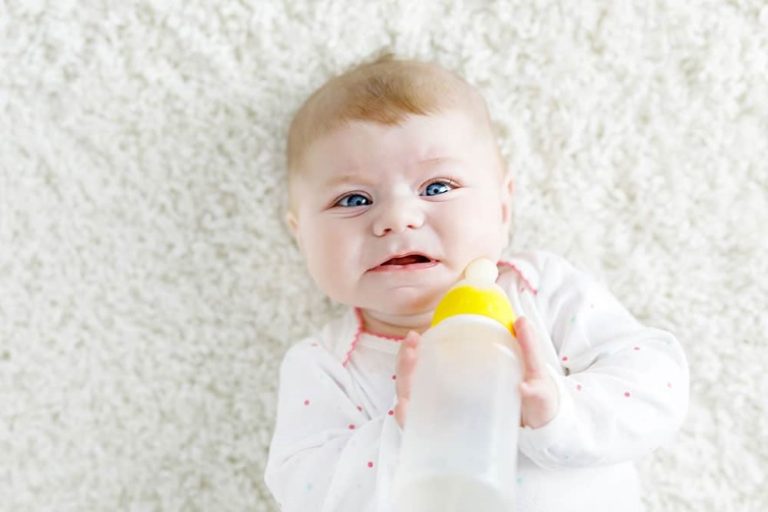 چرا نوزاد شیشه شیر را نمی گیرد؟
