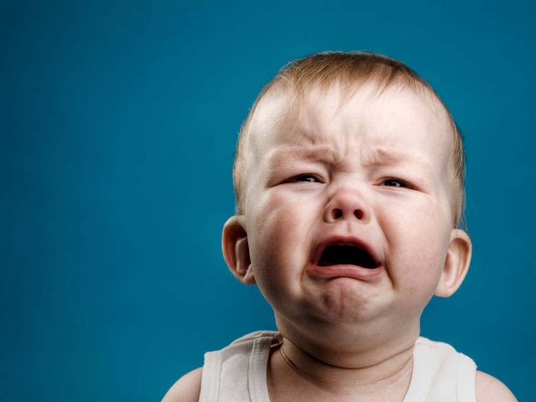 چرا نوزادان گریه می‌کنند و چگونه می‌توان آن‌ها را آرام کرد؟