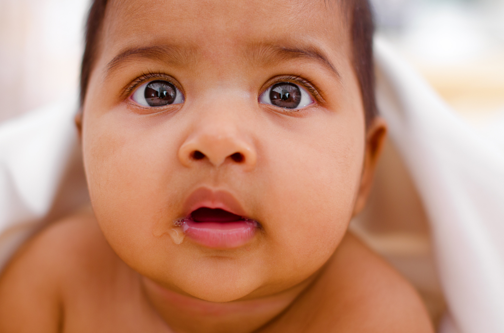 دلایل کف کردن دهان نوزاد: راهکارها و زمان مراجعه به پزشک